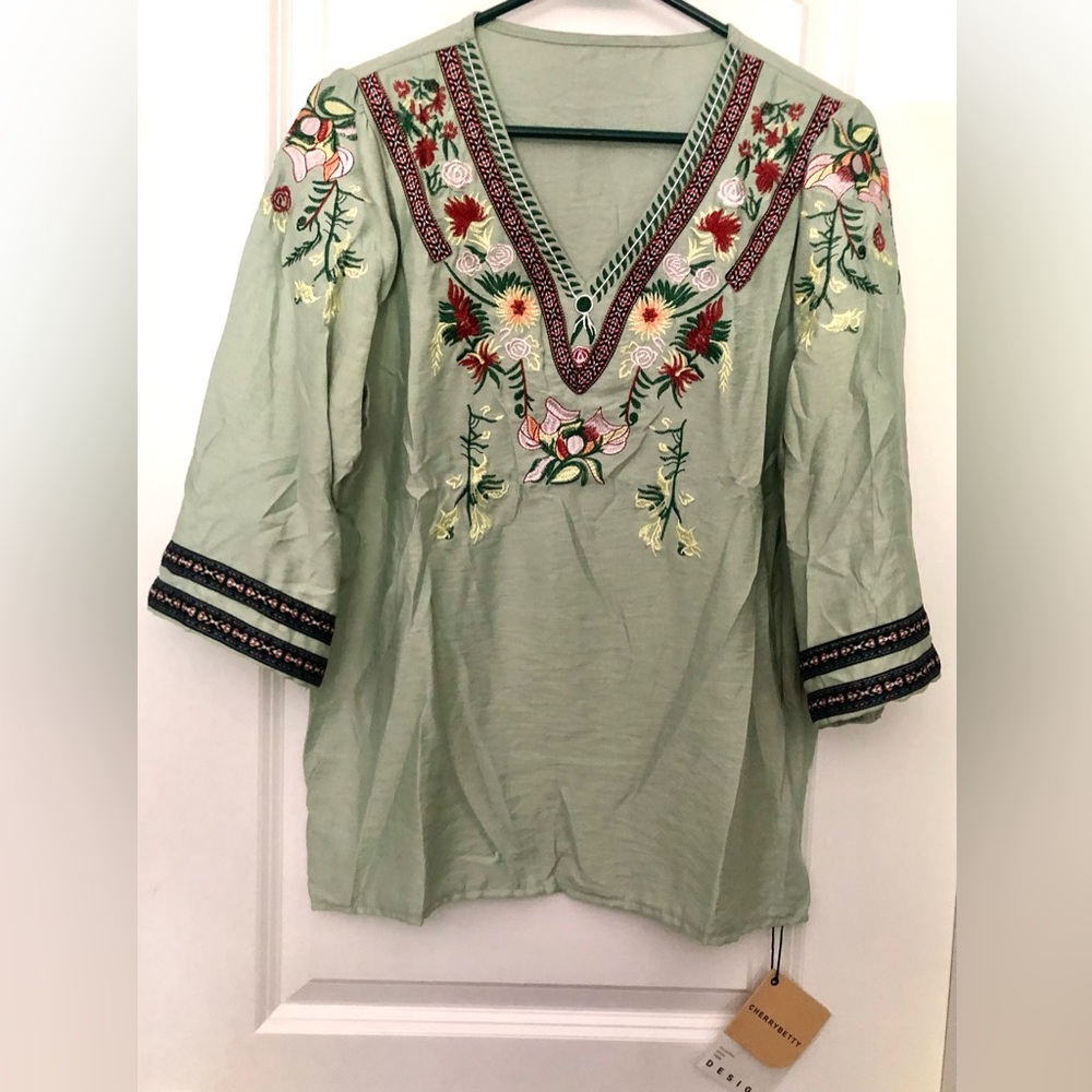 CherryBetty BOHO Embroidered Floral V-Neck Tunic Top in Sage Green ~  NWT ~ M